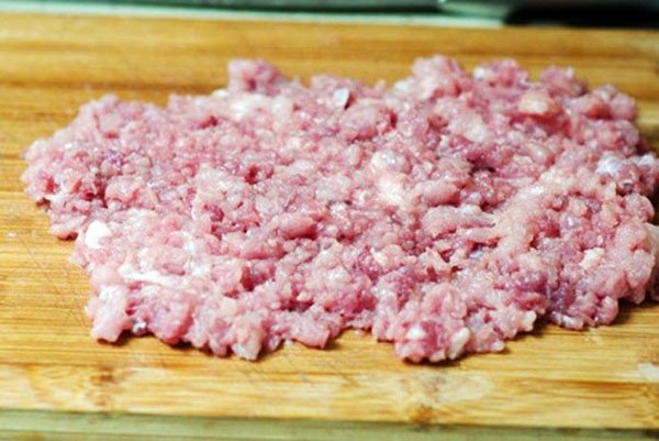 Sơ chế thịt băm sạch sẽ cho món trứng chiên thịt băm thơm ngon