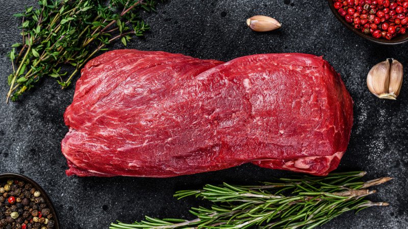 Sơ chế thịt bò cho món canh Tteokguk để đảm bảo hương vị