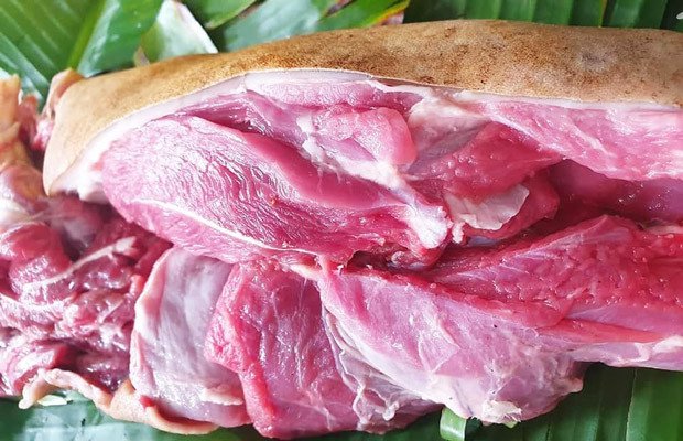 Sơ chế thịt dê kỹ lưỡng để loại bỏ mùi hôi nồng