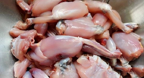 Sơ chế thịt ếch sạch sẽ, loại bỏ mùi tanh cho món ếch xào lăn