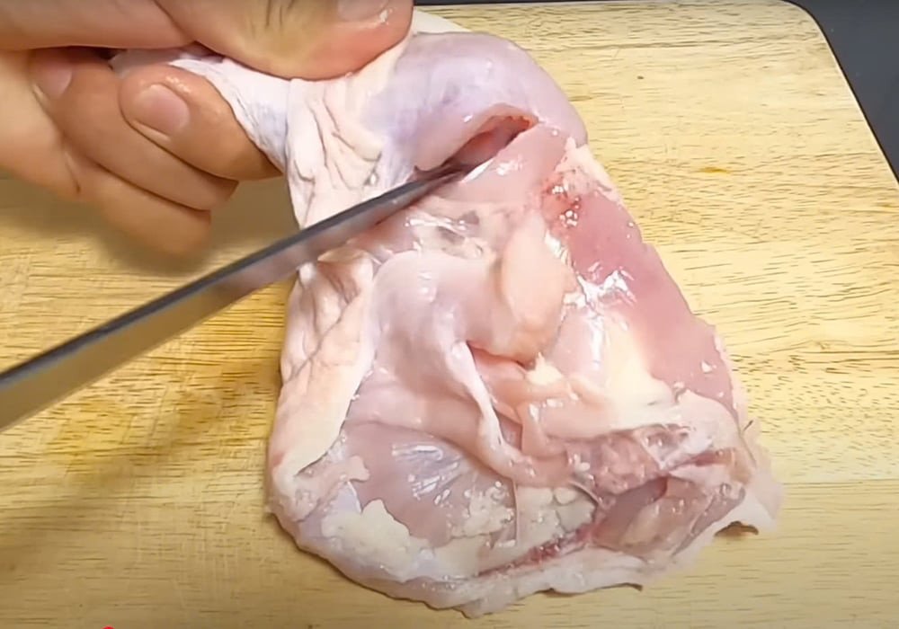Sơ chế thịt gà sạch sẽ và đúng cách