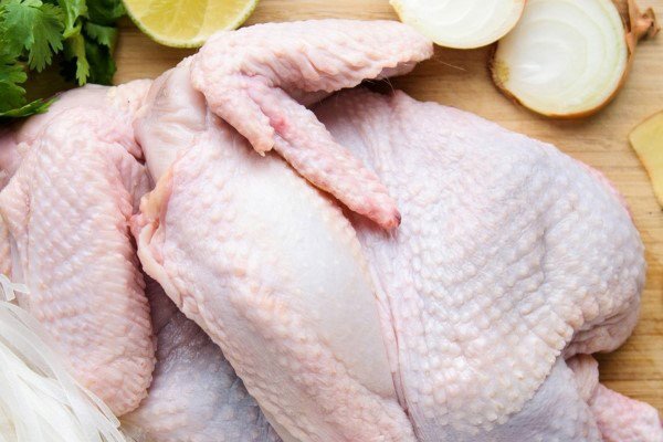 Sơ chế thịt gà với gừng và muối giúp loại bỏ mùi tanh hiệu quả