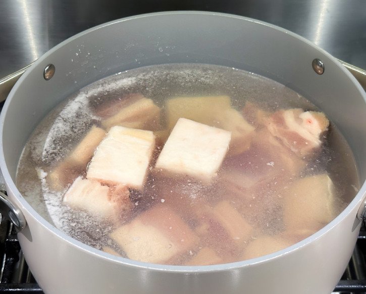 Cách Làm Thịt Kho Tàu Bằng Nồi Áp Suất Ngon Chuẩn Vị Sơ chế thịt heo ba chỉ sạch sẽ trước khi ướp