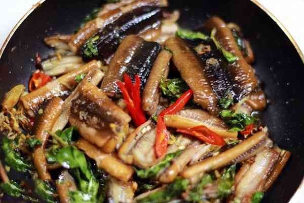Bí Quyết Làm Lươn Xào Sả Ớt Ngon Chuẩn Vị Tại Nhà Sơ chế thịt lươn sạch sẽ cho món lươn xào sả ớt