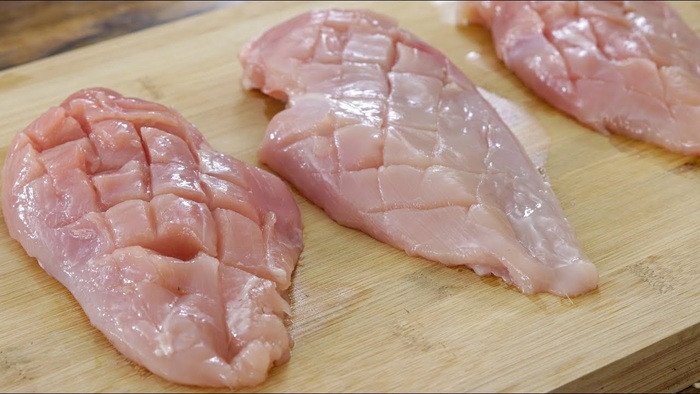 Sơ chế thịt ức gà sau đó nướng và xé thành từng sợi nhỏ