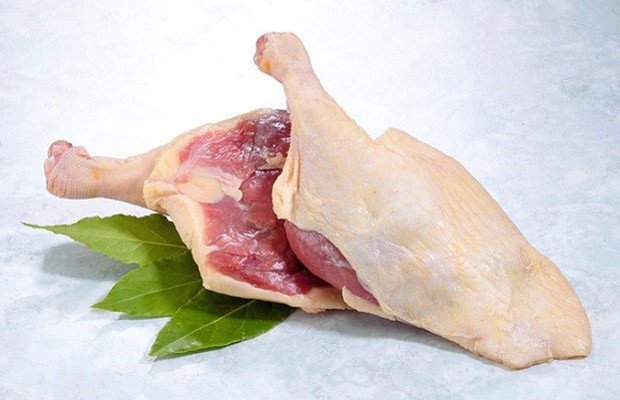 Sơ chế thịt vịt sạch sẽ bằng gừng, muối và rượu trắng