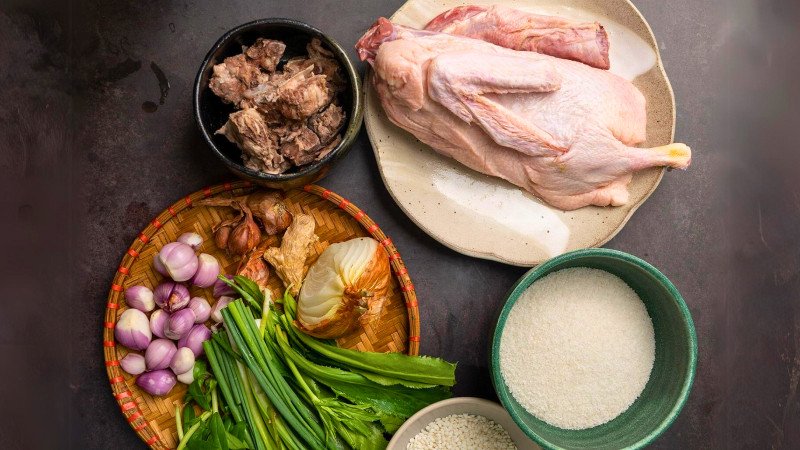 Sơ chế thịt vịt và các nguyên liệu để chuẩn bị nấu cháo vịt bằng nồi áp suất