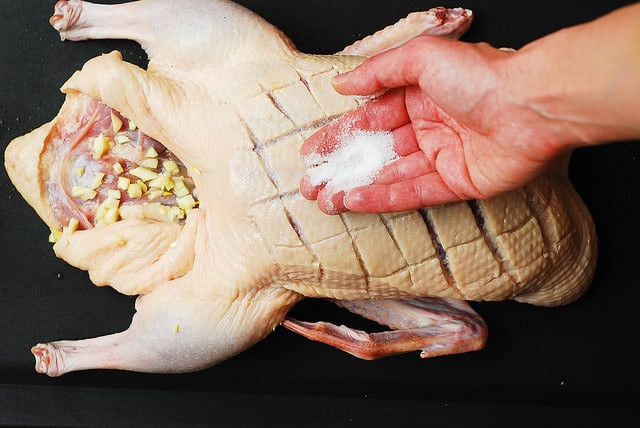 Sơ chế thịt vịt với muối hạt và gừng rượu thật kỹ để loại bỏ mùi tanh