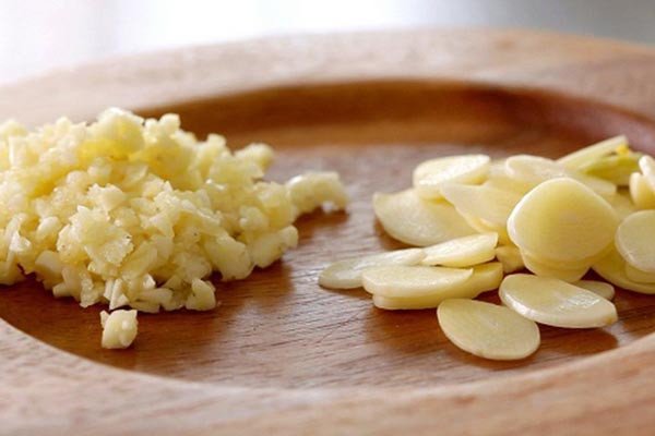 Sơ chế tỏi băm nhuyễn chuẩn bị cho miến xào cua