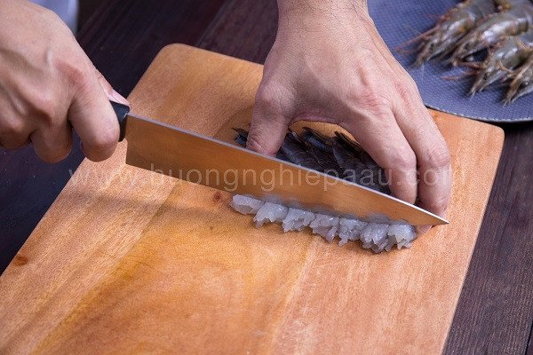 Sơ chế tôm làm nhân bánh ram ít Huế
