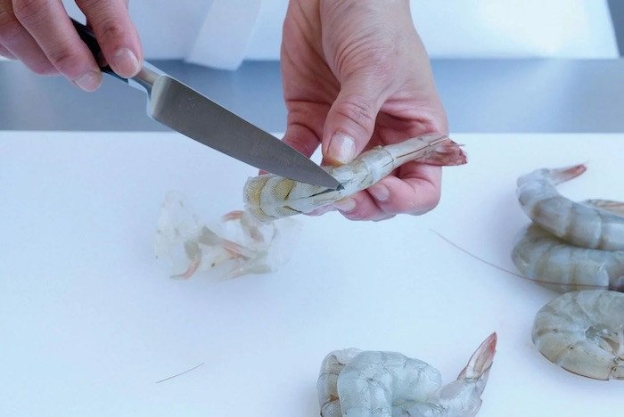 Sơ chế tôm, rạch lưng và lấy chỉ đen chuẩn bị nướng phô mai