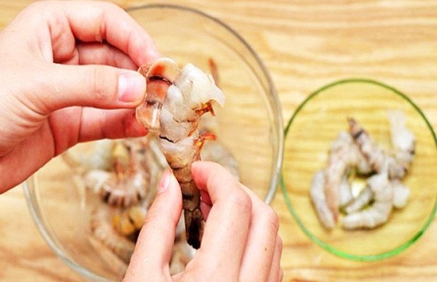 Sơ chế tôm tươi, loại bỏ chỉ đen cho súp hải sản Cioppino