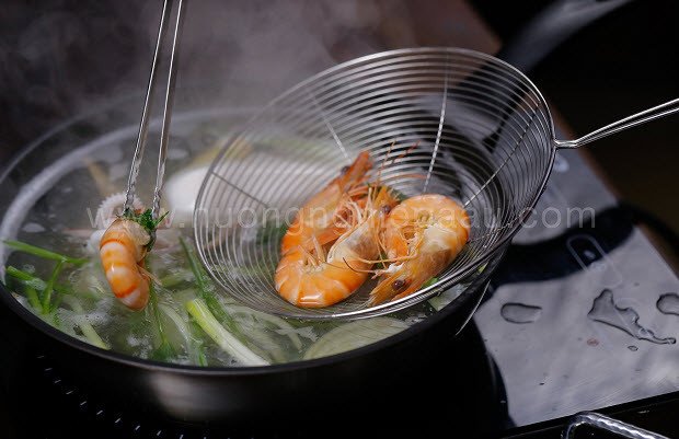 Sơ chế tôm và mực tươi cho món hủ tiếu Nam Vang