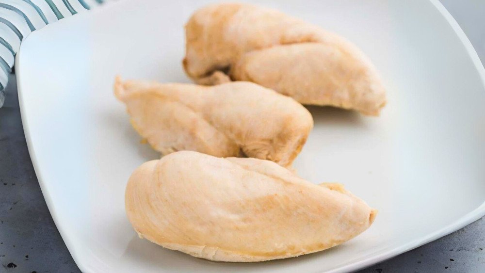 Sơ chế ức gà sạch để làm khô gà