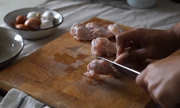 Sơ chế và cắt gà thành miếng vừa ăn