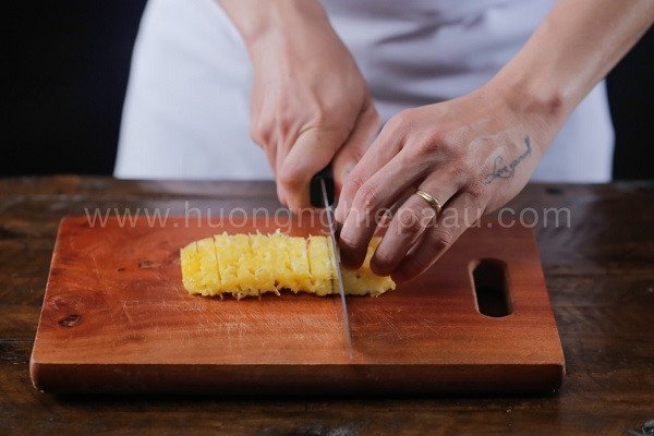 Sơ chế và cắt lát trái cây tươi để làm bánh sinh nhật rau câu