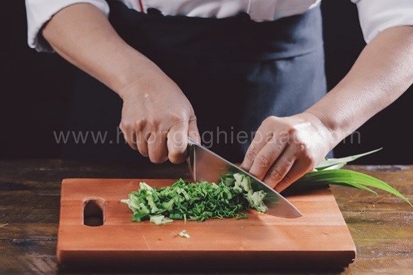 Sơ chế và cắt nhỏ lá dứa tươi để làm nước cốt cho bánh Flan lá dứa