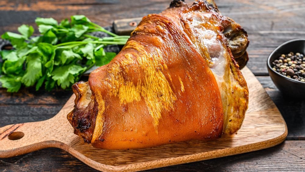 Sơ chế và chặt chân giò heo thành từng miếng vừa ăn