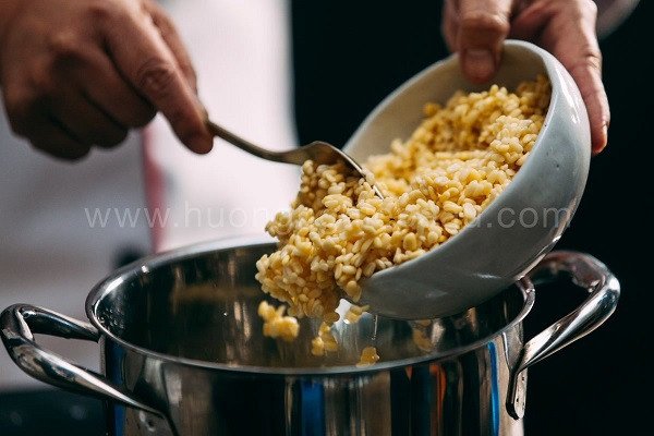 Cách Làm Bánh Gấc Đậu Xanh Đậm Đà Hương Vị Sơ chế và hấp đậu xanh cho nhân bánh gấc