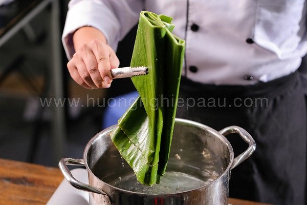 Sơ chế và rửa lá dong sạch sẽ trước khi gói bánh chưng