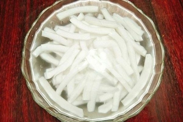 Sơ chế và rửa sạch sợi dừa để làm mứt dừa truyền thống