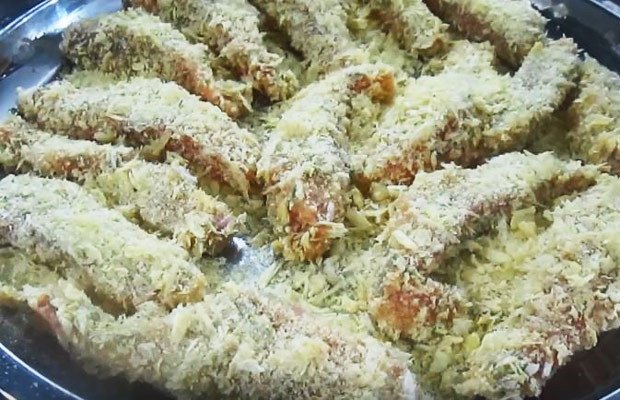 Sơ chế và tẩm ướp phi lê cá hồi tươi ngon chuẩn bị nướng cùng phô mai