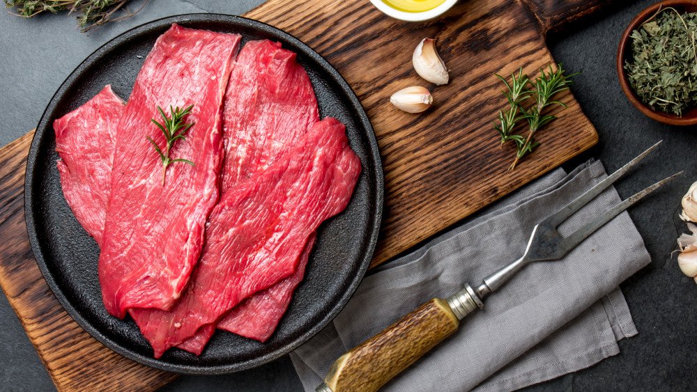 Sơ chế và thái lát thịt bò mỏng đều để làm khô bò dễ dàng