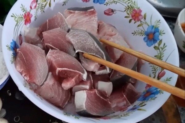 Sơ chế và ướp cá đuối với các loại gia vị cho thịt cá thơm và đậm đà hơn
