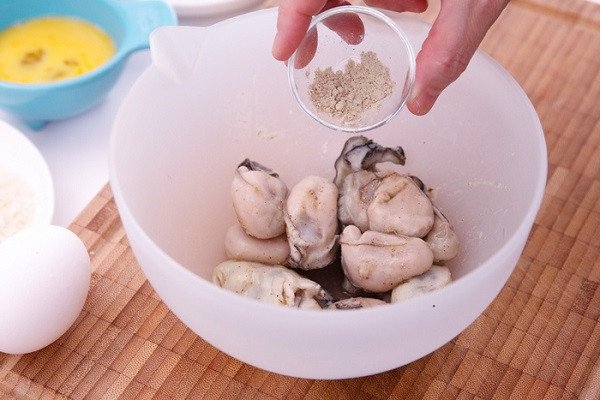 Sơ chế và ướp hàu sữa tươi với gia vị để chuẩn bị chiên trứng