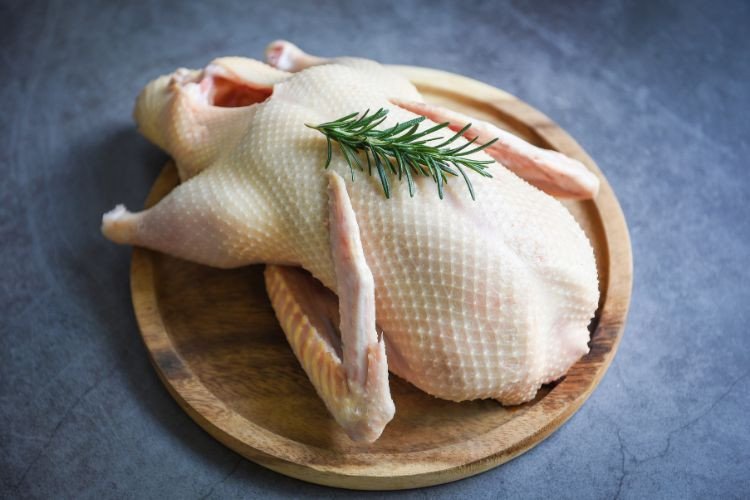 Sơ chế vịt sạch trước khi nướng bằng nồi chiên không dầu