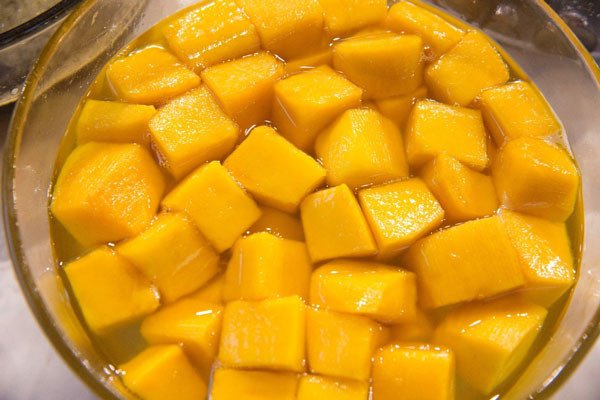 Sơ chế xoài chín mọng