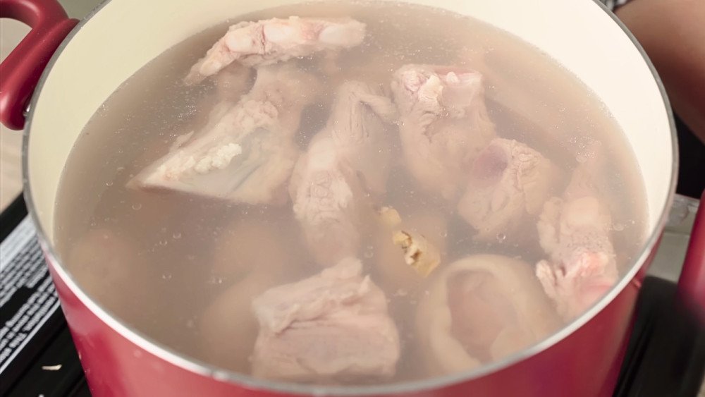 sơ chế xương bò, giò heo và bắp bò để nấu nước dùng bún bò huế