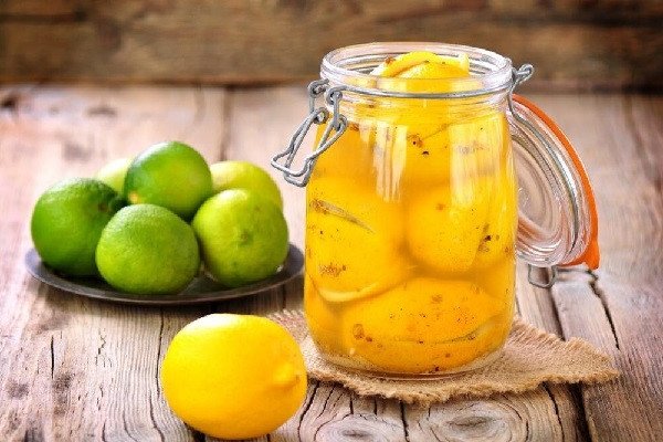 So sánh quả chanh tươi và những lát chanh muối đã ngâm