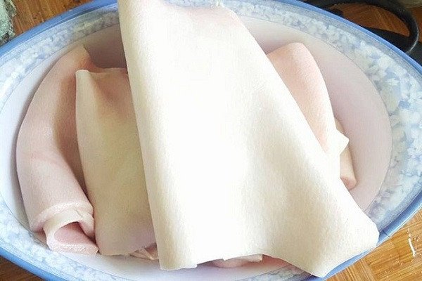 Sợi bì heo đã luộc chín và thái sợi để làm nem chua rán