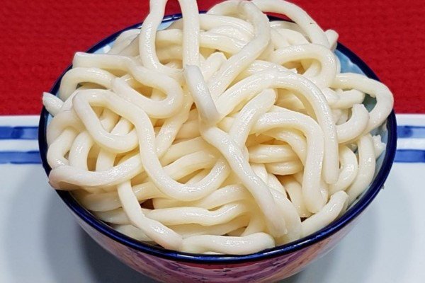 Sợi mì udon tươi vừa được cắt, sẵn sàng để luộc