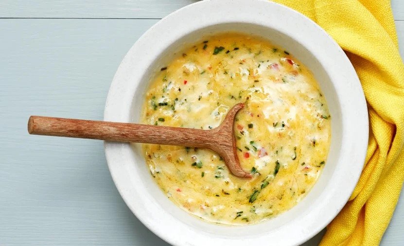 Sốt bơ tỏi trứng gà làm bánh mì ngon hơn