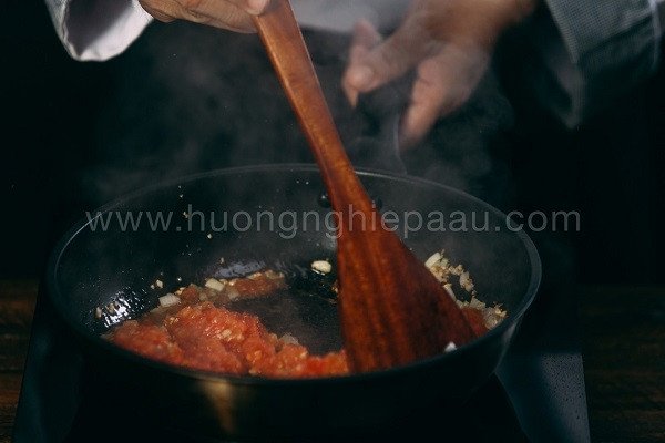 Cách Làm Bánh Mì Ốp La Chảo Chuẩn Vị Gia Đình Sốt cà chua đậm đà chuẩn bị cho bánh mì ốp la chảo