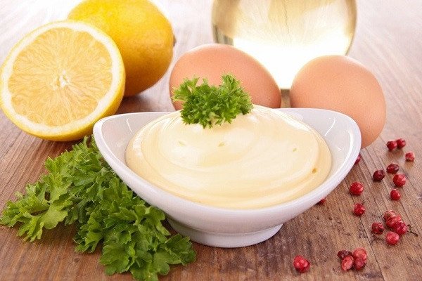 Sốt mayonnaise tự làm vàng óng, sánh mịn