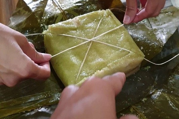Sử dụng dây lạt để cắt bánh chưng vuông vắn và không bị dính