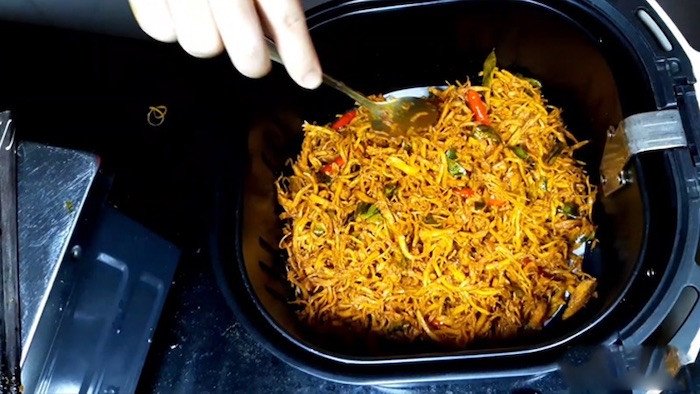 Sử dụng giấy bạc để lót dưới đáy nồi chiên không dầu tiện lợi
