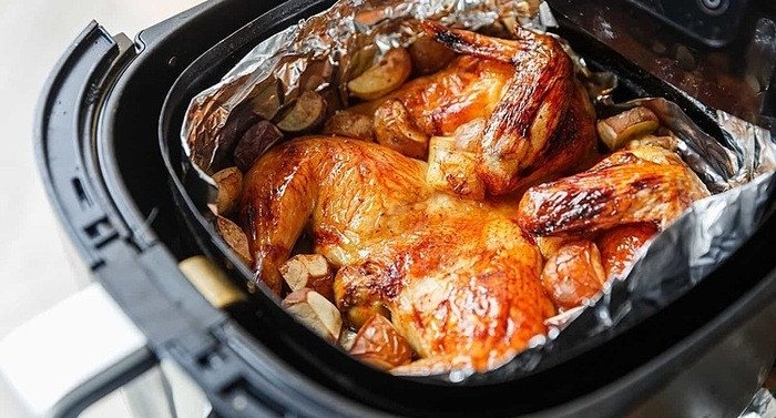 Sử dụng giấy bạc lót dưới gà nướng trong nồi chiên không dầu