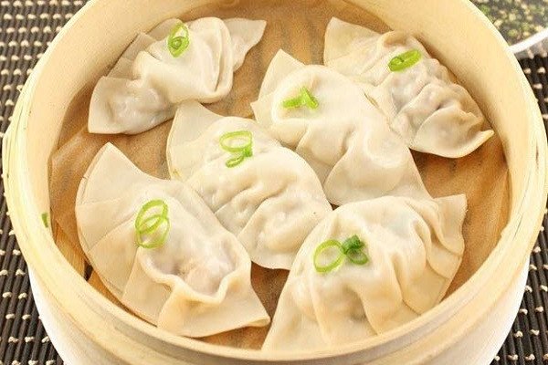 Sủi cảo hấp nóng hổi với nhân tôm thịt đậm đà chuẩn vị