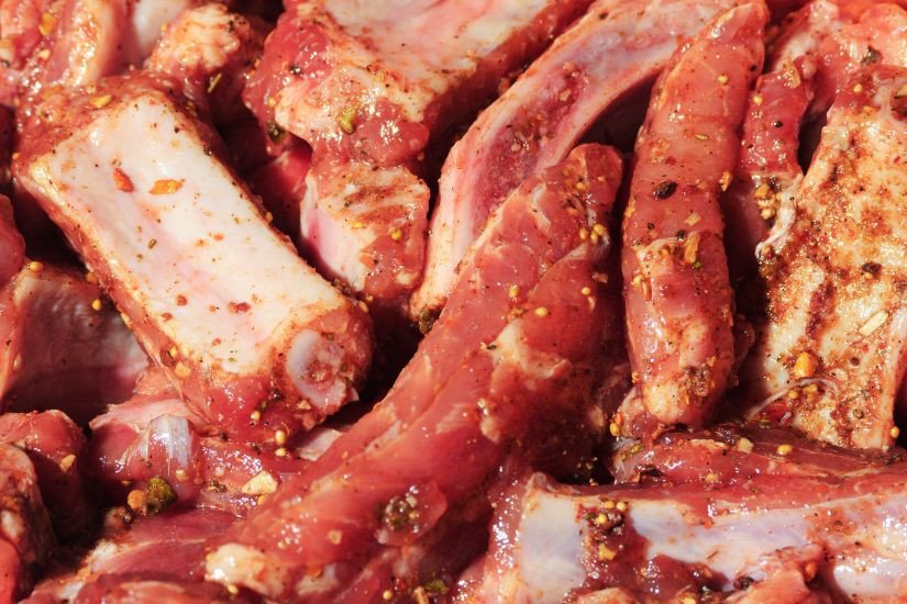 Sườn heo đang được ướp với gia vị mật ong