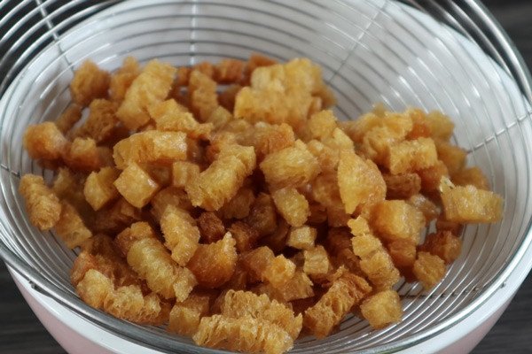Sườn non chay được chiên vàng giòn, chuẩn bị cho món kho quẹt