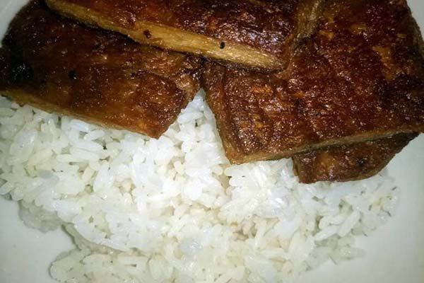 Sườn non chay rim nước dừa béo ngậy, ăn kèm cơm nóng.