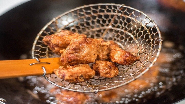 Sườn non chiên vàng giòn trên đĩa