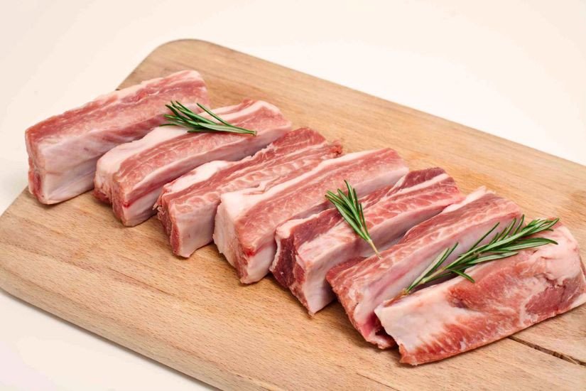 Sườn non tươi đang được sơ chế làm sạch