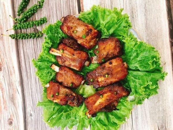 Sườn nướng sốt tiêu đen kết hợp rau sống cho bữa ăn cân bằng