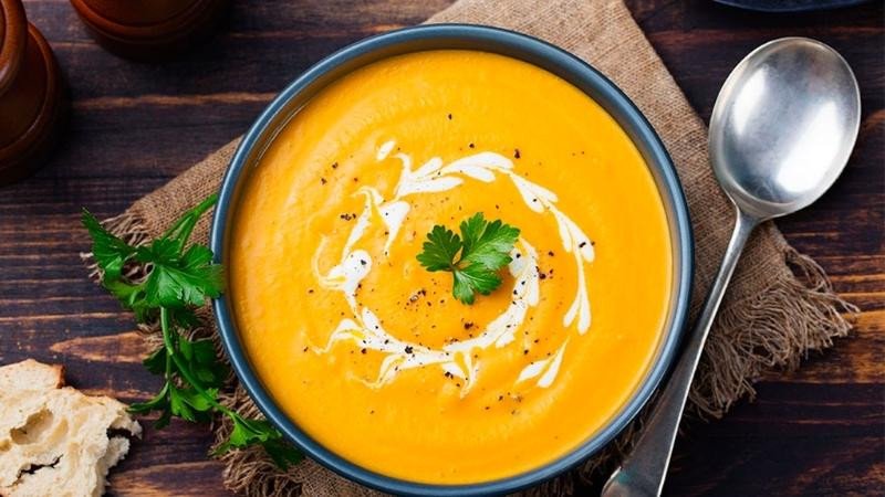 Súp bí đỏ sánh mịn, thơm lừng với vị béo nhẹ từ bột béo