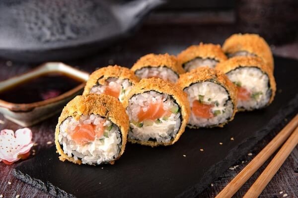 sushi chiên giòn vàng ươm trên đĩa